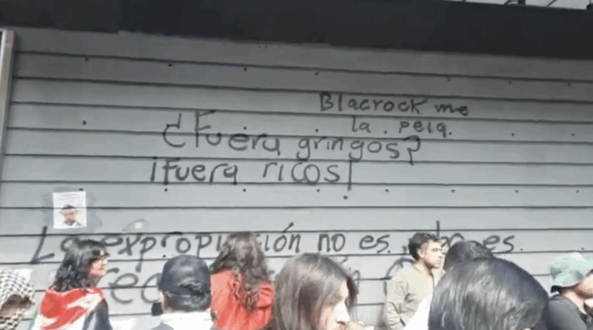Mensajes contra la gentrificación en la tercera marcha en Ciudad de México.